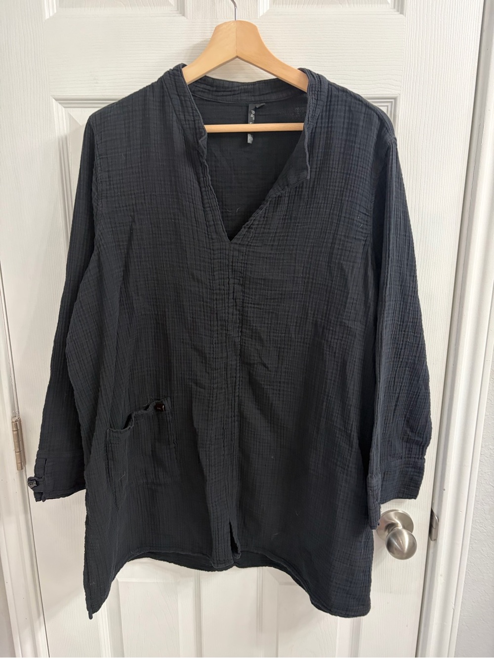 Men's Black Long-Sleeve Lightweight Pullover Shirt